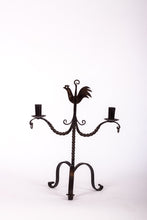Load image into Gallery viewer, Smidesljusstake med tuppmotiv i handsmidd järn, Einar Persson i Verum
