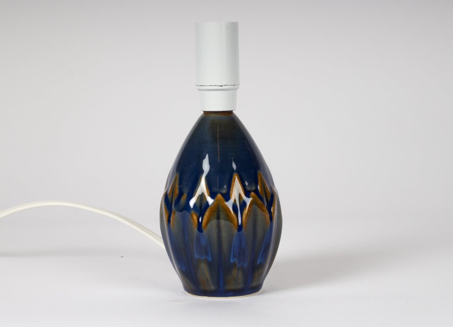 Liten bordslampa i keramik från Søholm, Danmark.  Nordisk vintage design.

