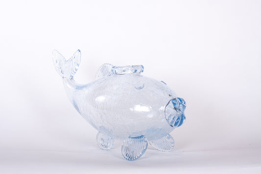 Stor fiskvas i ljusblått krackelerat glas från Stockholms Glasbruk, designad av Ture Berglund. 
