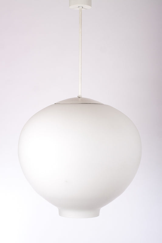 Stor taklampa i mattglas med pendel i valfri längd,
