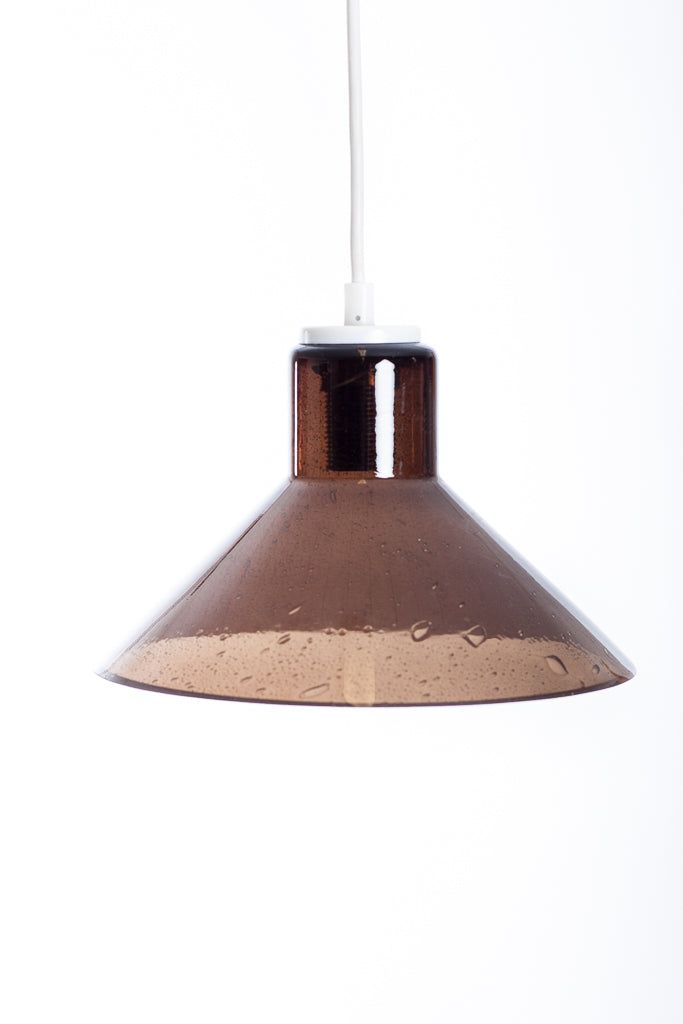 Taklampa i brunt glas med luftbubblor, Danmark. 
