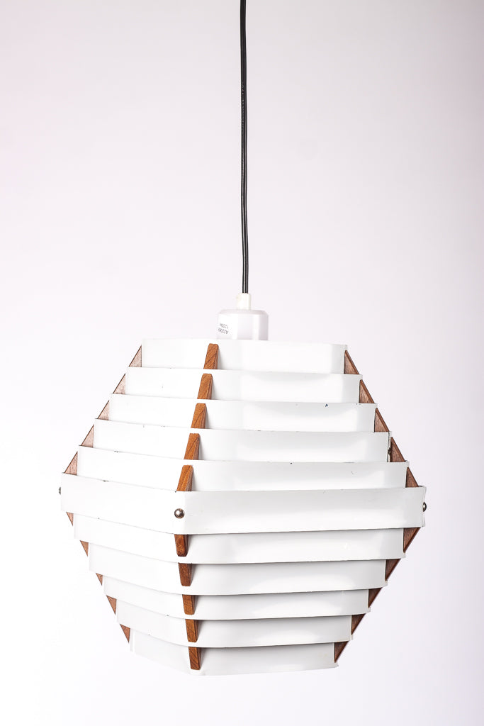 Taklampa i lackerad plåt med trästomme. Design av Peter Leek
