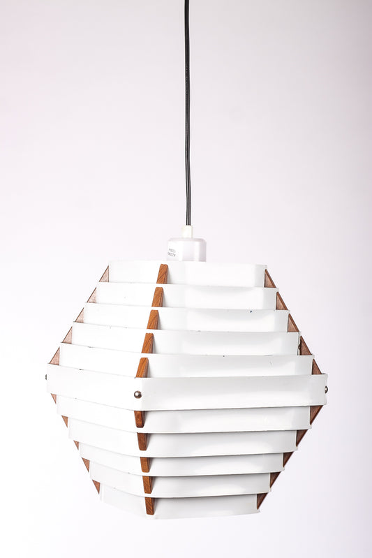 Taklampa i lackerad plåt med trästomme. Design av Peter Leek
