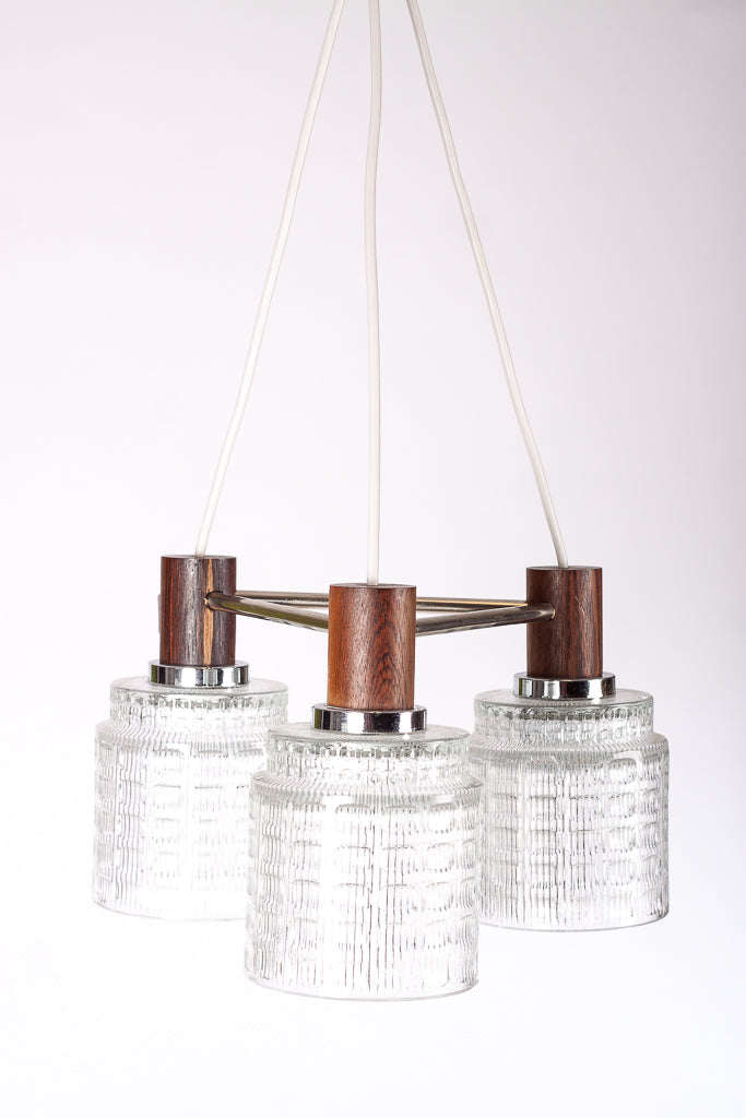 1950-tals taklampa med röd plåtskärm och teak,  frostat glasinsats

