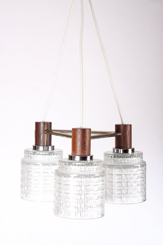1950-tals taklampa med röd plåtskärm och teak,  frostat glasinsats
