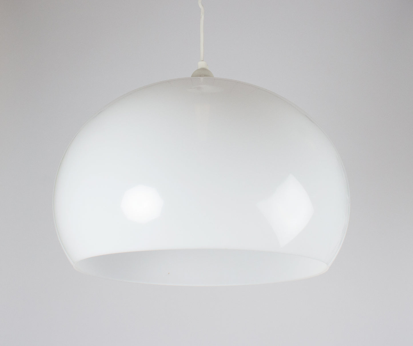 Taklampa i form av en stor rund plastglob. Retro takbelysning.
