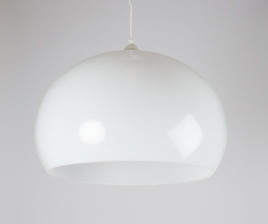 Taklampa i form av en stor rund plastglob. Retro takbelysning.
