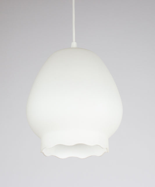 Taklampa i vitt matt glas med fäste i mässing. Tidlös vintage takbelysning.

