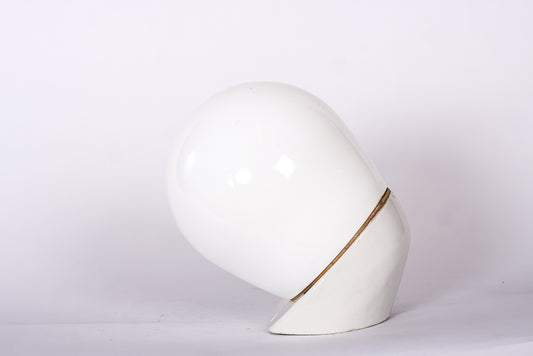 Vägglampa med keramikarmatur och glasglob. Klassisk vintage belysning.
