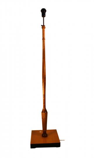 Elegant justerbar golvlampa med dekorerad träfot
