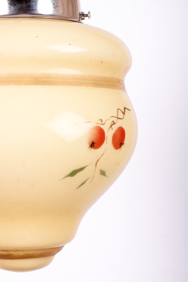 Krämgul lampkupa med botanisk växtdekor, 1940-tal, diameter ca 18 cm, höjd ca 21 cm, krom- eller mässingspendel
