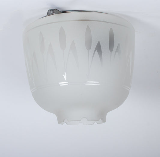 Takplafond från 1960-talet i frostat glas med reliefmönster, monteras tätt mot taket. 
