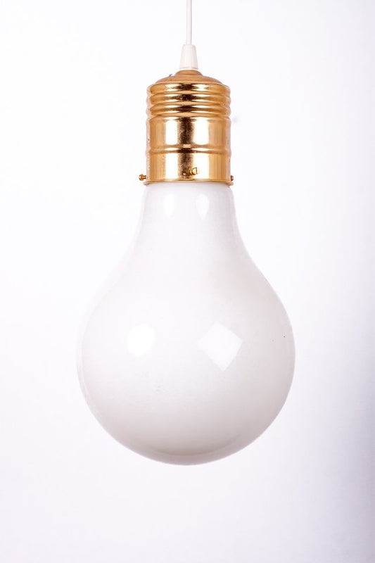 Stor rund bordslampa formgiven som glödlampa, vitt glas med synlig glödtråd, Sverige 1980-tal
