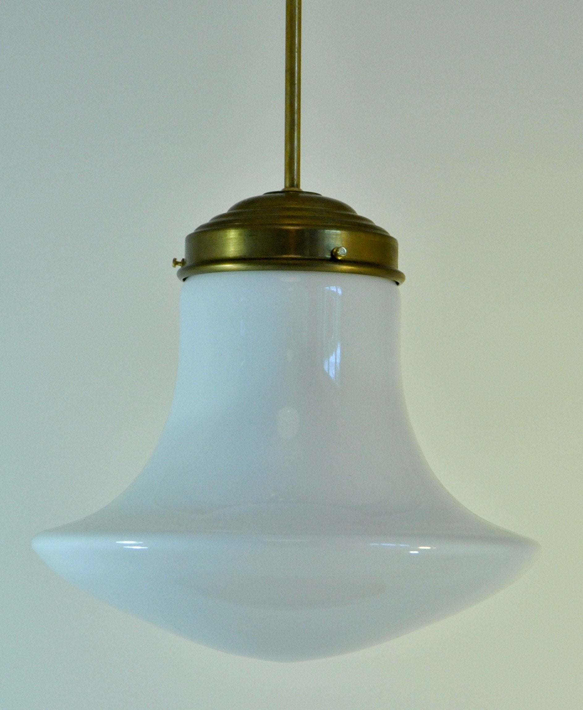 Elegant taklampa i blankt glas med pendel och fäste i mässing, Sverige 1950-tal
