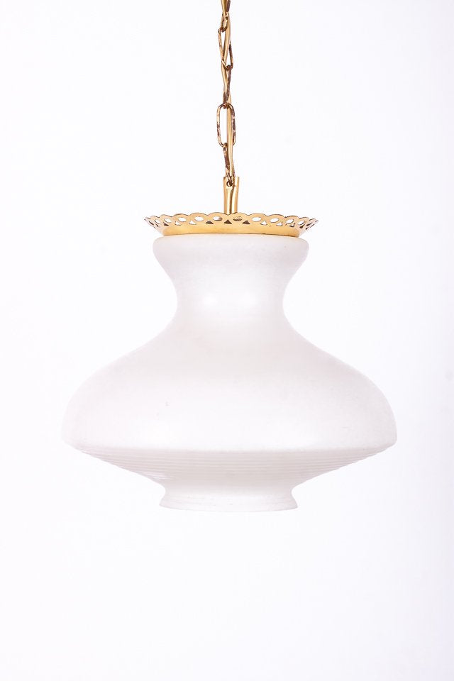 Taklampa i vitt glas med eleganta mässingsdetaljer
