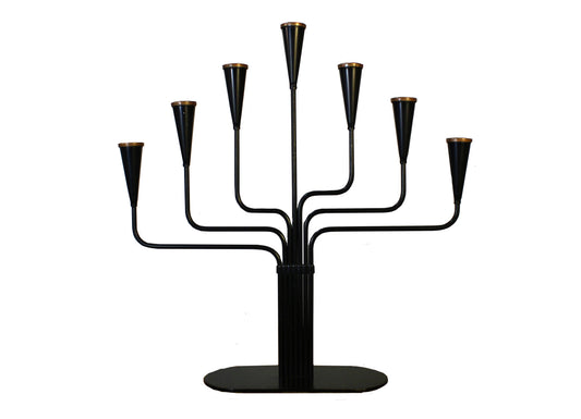 Adventsljusstake i metall för smala ljus från Ystad Metall, designad av Gunnar Ander. 
